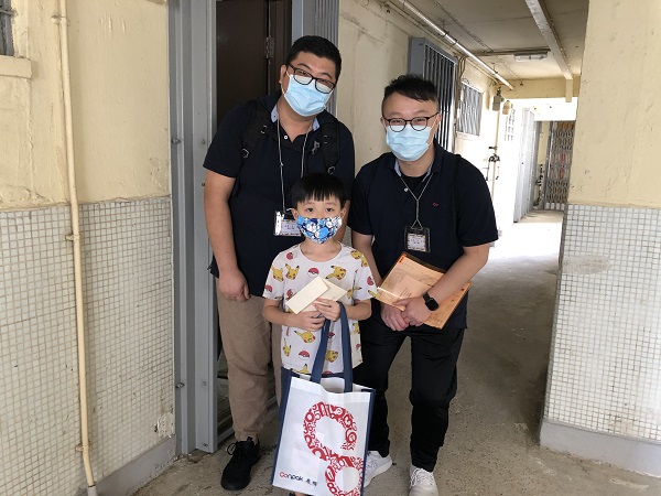 Children received goodie bag from the staff members of Conpak. 