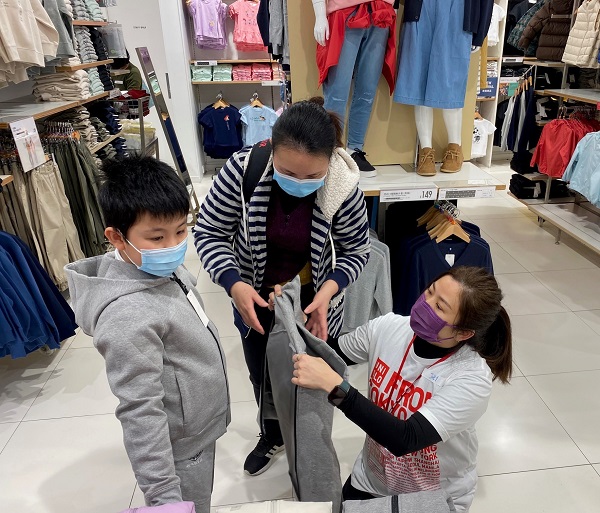東九龍家長資源中心12位兒童會員到旗下分店挑選衣服照片_3