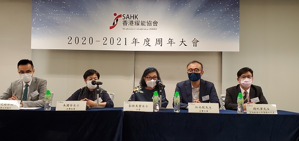 協會主席彭徐美雲女士 MH (圖中) 宣讀2020/21年度工作報告。