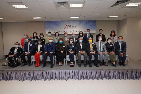 Mrs. PANG, MH (front middle) was photographed with Council and Committee Members after the meeting. Mrs. PANG, MH (front middle) was photographed with Council and Committee Members after the meeting.