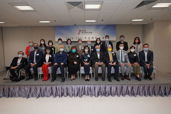 Mrs. PANG, MH (front middle) was photographed with Council and Committee Members after the meeting.