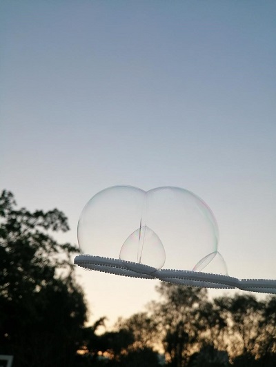 海瑩的得獎照片中，記錄了泡泡在陽光下變得五彩繽紛的美麗時刻。