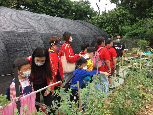 Children visited farmland.