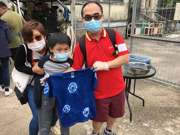 Children showed tie-dye clothes made by themselves.