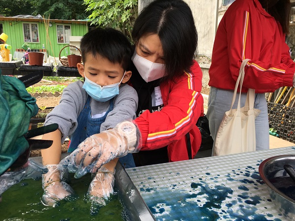 Volunteers accompanied children to make tie-dye clothes.