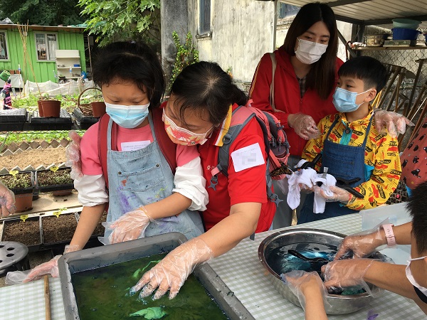 Volunteers accompanied children to make tie-dye clothes. Volunteers accompanied children to make tie-dye clothes.