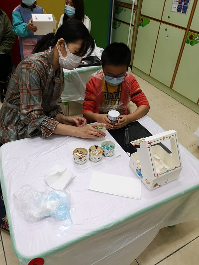 Volunteers accompanied the children to make Christmas-themed cupcakes.