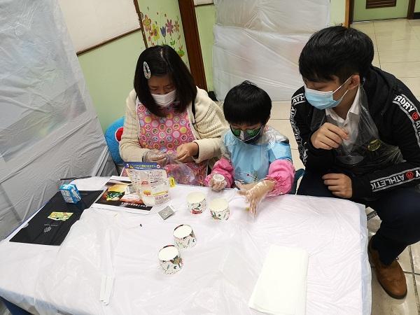 Volunteers accompanied the children to make Christmas-themed cupcakes.