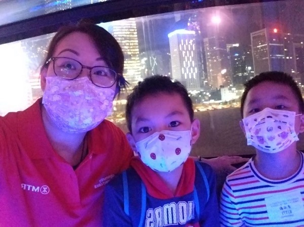 港鐵義工帶同特別學習需要(SEN)兒童,前往中環國際金融中心以及香港摩天輪,一同觀賞燈飾及維多利亞港美景照片_03 港鐵義工帶同特別學習需要(SEN)兒童,前往中環國際金融中心以及香港摩天輪,一同觀賞燈飾及維多利亞港美景照片_03