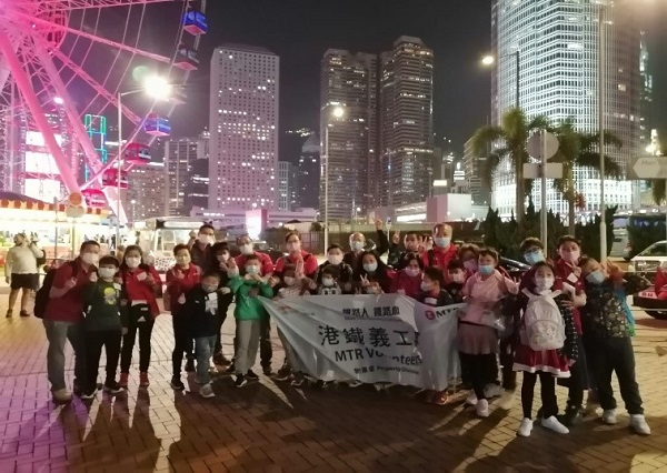 the MTR volunteer team held a night tour and took photos with SEN children_06