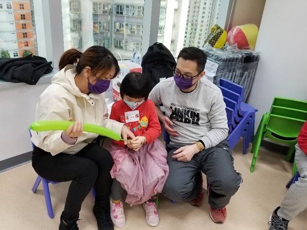 Children learned to twist balloons