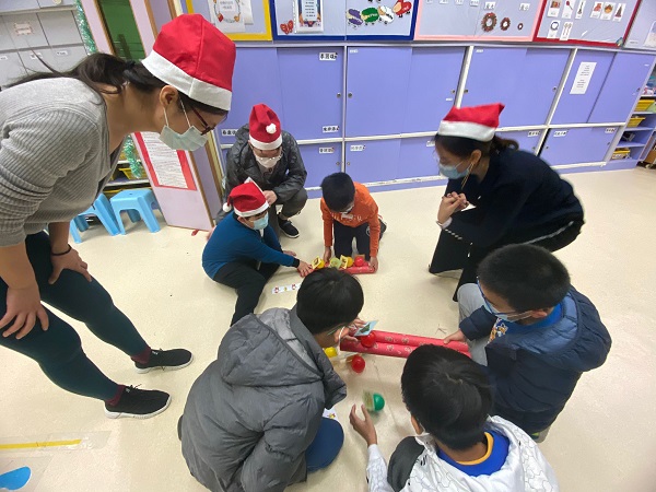 Volunteers designed several games with Christmas theme for children. Volunteers designed several games with Christmas theme for children.