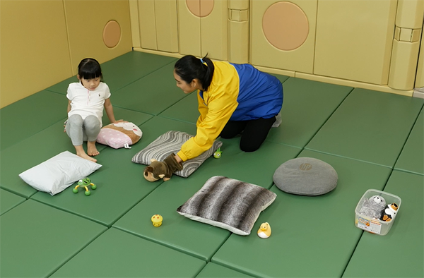 職業治療師梁姑娘正在教導小朋友模仿動物的行動。