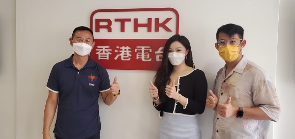 石圍角家長資源中心龍舟隊接受香港電台第五台訪問。