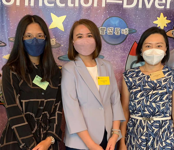 協會副行政總裁葉惠儀女士 (左一)及兒童及家庭支援服務副總監樊穎欣女士 (右一)見證鄭嘉敏女士重要一刻。 協會副行政總裁葉惠儀女士 (左一)及兒童及家庭支援服務副總監樊穎欣女士 (右一)見證鄭嘉敏女士重要一刻。