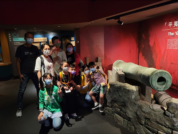 小朋友和家長到訪香港海事博物館，了解香港航運發展史。