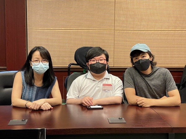 謝智敏同學(中) 與視藝科老師梁成熙(右)接受港台「四通八達」訪問。 謝智敏同學(中) 與視藝科老師梁成熙(右)接受港台「四通八達」訪問。