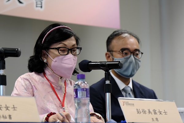 協會主席彭徐美雲女士MH(圖左) 宣讀2021/22年度工作報告。 協會主席彭徐美雲女士MH(圖左) 宣讀2021/22年度工作報告。