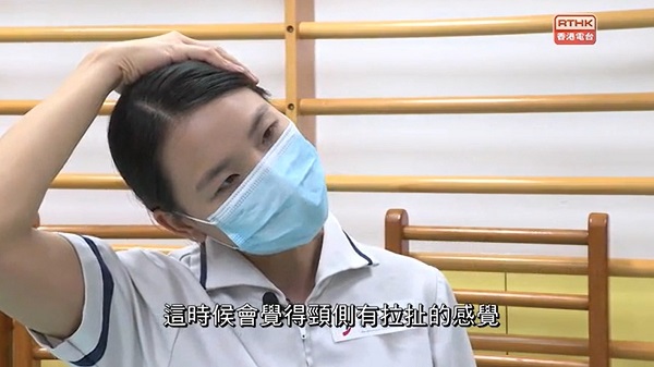 持續復健中心的一級物理治療師黎姑娘Shadow示範紓緩動作。(香港電台影片截圖) 持續復健中心的一級物理治療師黎姑娘Shadow示範紓緩動作。(香港電台影片截圖)