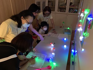 Shek Wai Kok Parents Resource Centre of the Association held a secret room puzzle-solving activity together with the CK Hutchison Holdings Limited’s Volunteer Team and the families of children with special needs, to find clues to solve the puzzles.(Photo B)