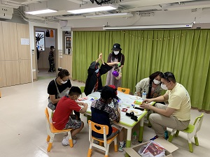 Shek Wai Kok Parents Resource Centre of the Association held a secret room puzzle-solving activity together with the CK Hutchison Holdings Limited’s Volunteer Team and the families of children with special needs, to find clues to solve the puzzles.(Photo D)