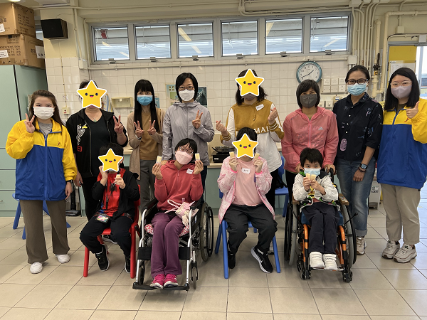 多位照顧者及其照顧對象一起參加工作坊。 多位照顧者及其照顧對象一起參加工作坊。
