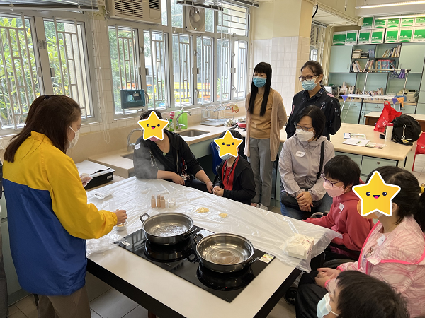 工作坊上,照顧者及其照顧對象一起製作潤膚膏。(圖1) 工作坊上,照顧者及其照顧對象一起製作潤膚膏。(圖1)
