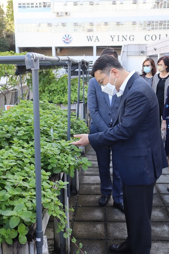Mr. Chris SUN, Secretary for Labour & Welfare visited the rooftop garden of the LOHAS Garden.