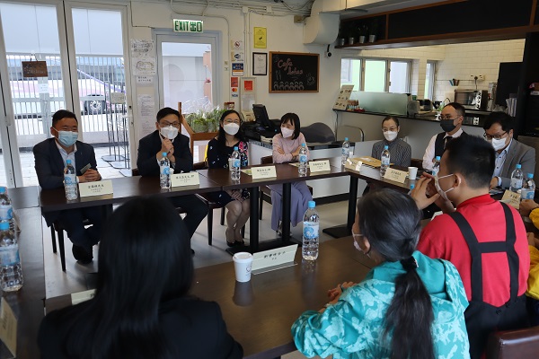 勞工及福利局局長孫玉菡先生（後排左二）與一眾官員在Café LOHAS內，與幾位工作人員及學員交流。