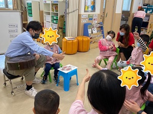 協會4間特殊幼兒中心偕華僑永亨銀行義工一同享受音樂帶來的樂趣。(相片一)