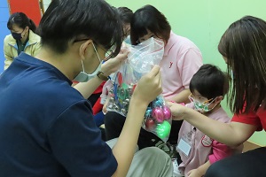 協會4間特殊幼兒中心偕華僑永亨銀行義工一同享受音樂帶來的樂趣。(相片三)