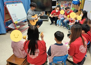 The Association’s 4 pre-school centres and the volunteers from OCBC Wing Hang Bank enjoying the fun brought by music. (Picture D)
