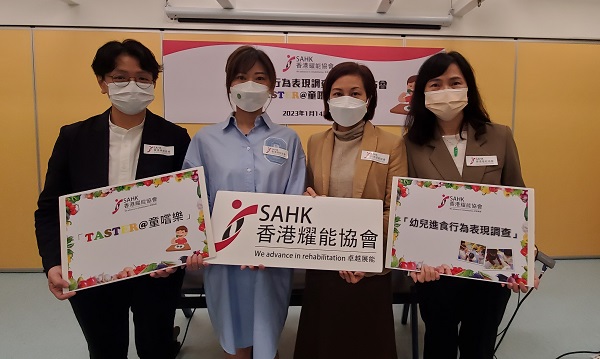 張太(左二)在新聞發佈會上分享孩子的偏食情況。 張太(左二)在新聞發佈會上分享孩子的偏食情況。