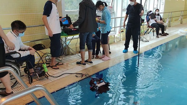 同學們設計的水底機械人完成一系列水底任務。