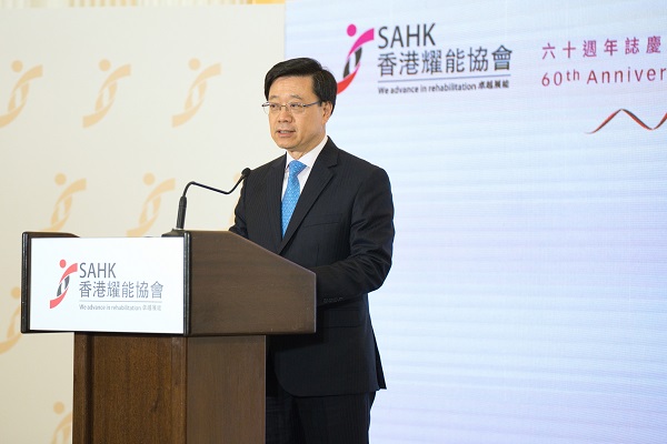 行政長官李家超先生致辭,肯定協會過去在康復業界的努力,並期望政府與協會繼續攜手合作,共建關愛社會。(圖片三) 行政長官李家超先生致辭,肯定協會過去在康復業界的努力,並期望政府與協會繼續攜手合作,共建關愛社會。(圖片三)