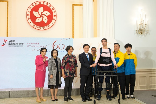 協會轄下持續復健中心的服務使用者張文鍵(右三),以外骨骼機械腳步出台前,與母親張太(左三)一起向行政長官李家超先生(左四)致謝。(圖片五) 協會轄下持續復健中心的服務使用者張文鍵(右三),以外骨骼機械腳步出台前,與母親張太(左三)一起向行政長官李家超先生(左四)致謝。(圖片五)