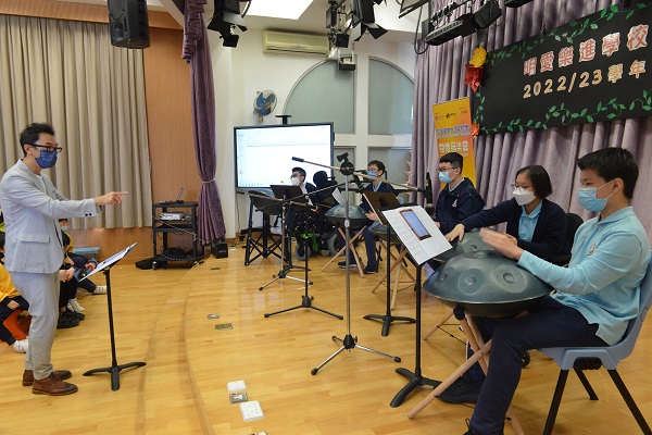 賽馬會田綺玲學校手碟組同學到訪明愛樂進學校表演。