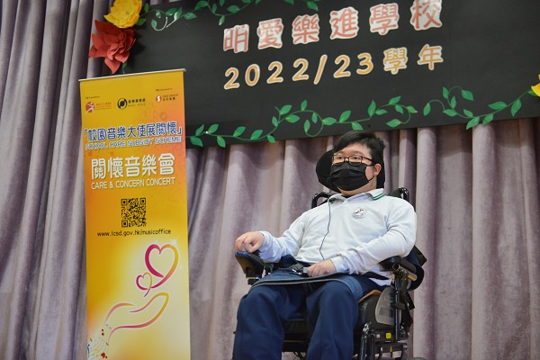 謝智敏同學在關懷音樂會上唱歌。 謝智敏同學在關懷音樂會上唱歌。