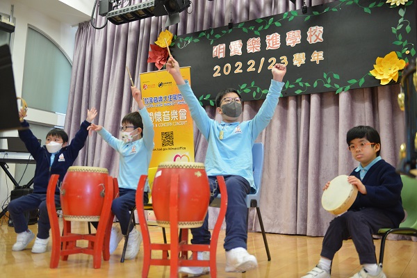 敲擊樂組同學在關懷音樂會上表演。 敲擊樂組同學在關懷音樂會上表演。