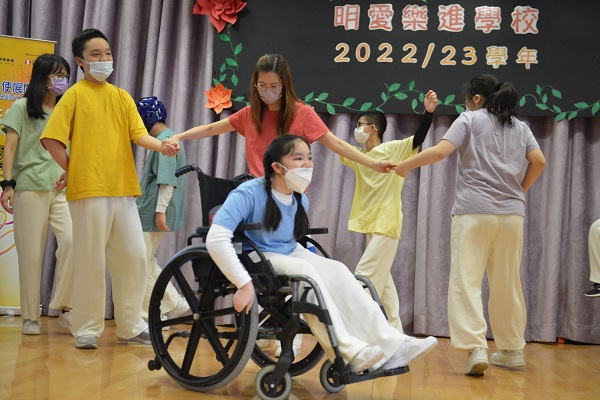 舞蹈組同學亦有參與這次表演。 舞蹈組同學亦有參與這次表演。
