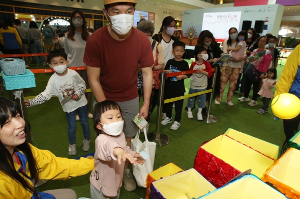 同場設有多個遊戲攤位,吸引了不少市民參與。 同場設有多個遊戲攤位,吸引了不少市民參與。
