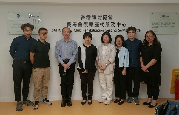 訪客參觀賽馬會復康座椅服務中心,合照留念。 訪客參觀賽馬會復康座椅服務中心,合照留念。