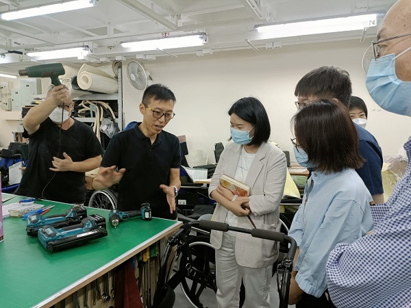 服務經理跟探訪者講解輪椅改裝流程及技術。 服務經理跟探訪者講解輪椅改裝流程及技術。