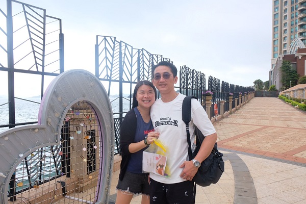 The couples took photo at one of the stops'心鎖長廊' . The couples took photo at one of the stops'心鎖長廊' .