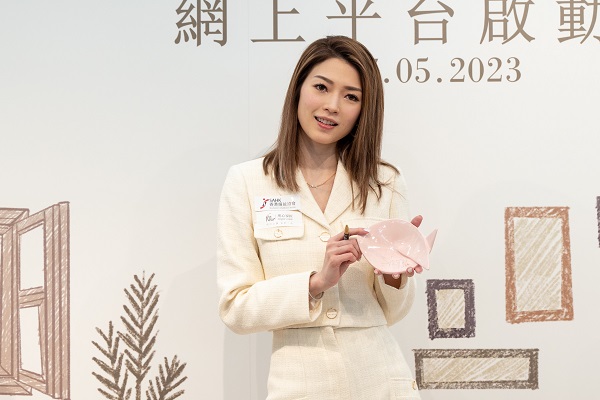 藝人連詩雅小姐為鯨魚陶瓷碟簽名,限量20套。 藝人連詩雅小姐為鯨魚陶瓷碟簽名,限量20套。