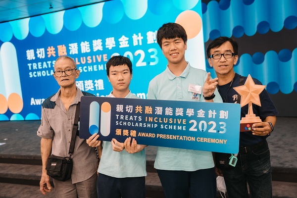 Families and friends of student Chan Tsz Ming (second left) and student Lee Sheung Ho (second right) came and supported them on the day of Award Ceremony. Families and friends of student Chan Tsz Ming (second left) and student Lee Sheung Ho (second right) came and supported them on the day of Award Ceremony.