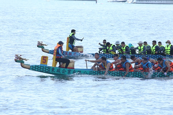 The Association's Shek Wai Kok Parents Resource Centre once again formed a dragon boat team'一舉成龍' (Chinese only) took part in the race with volunteers and members finally came in first place overall to win the championship. The Association's Shek Wai Kok Parents Resource Centre once again formed a dragon boat team'一舉成龍' (Chinese only) took part in the race with volunteers and members finally came in first place overall to win the championship.