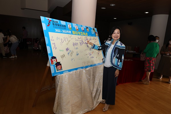Dr. CHOI Yuk Lin, JP, Secretary for Education attended the 3 Special Scool Graduation Ceremony as Officaiting Guest. Dr. CHOI Yuk Lin, JP, Secretary for Education attended the 3 Special Scool Graduation Ceremony as Officaiting Guest.