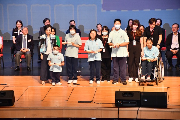 Graduation awards certificates presentation.(pic A) Graduation awards certificates presentation.(pic A)