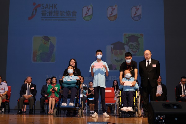 Graduation awards certificates presentation.(pic B) Graduation awards certificates presentation.(pic B)